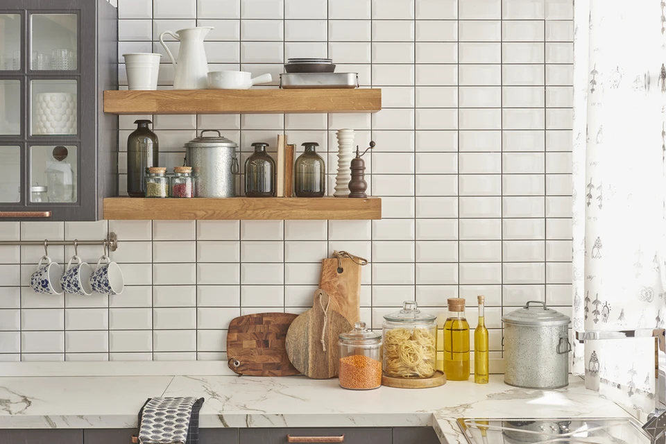 Cuisine moderne avec plan de travail en marbre blanc veiné, crédence carrelage métro blanc à joints gris