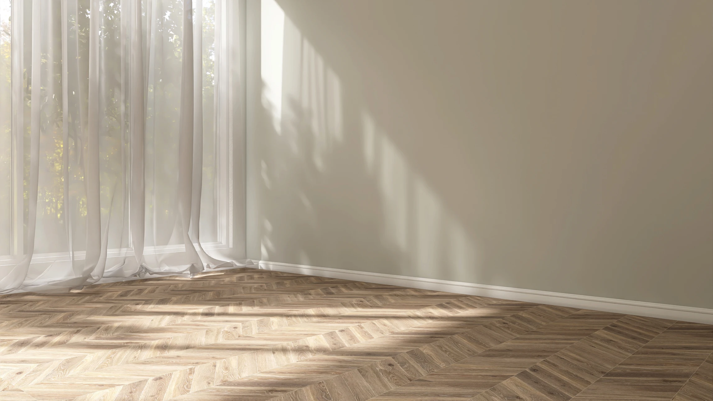 Un artisan en combinaison beige utilise une scie circulaire portative pour découper des lames de parquet dans une pièce aux murs blancs