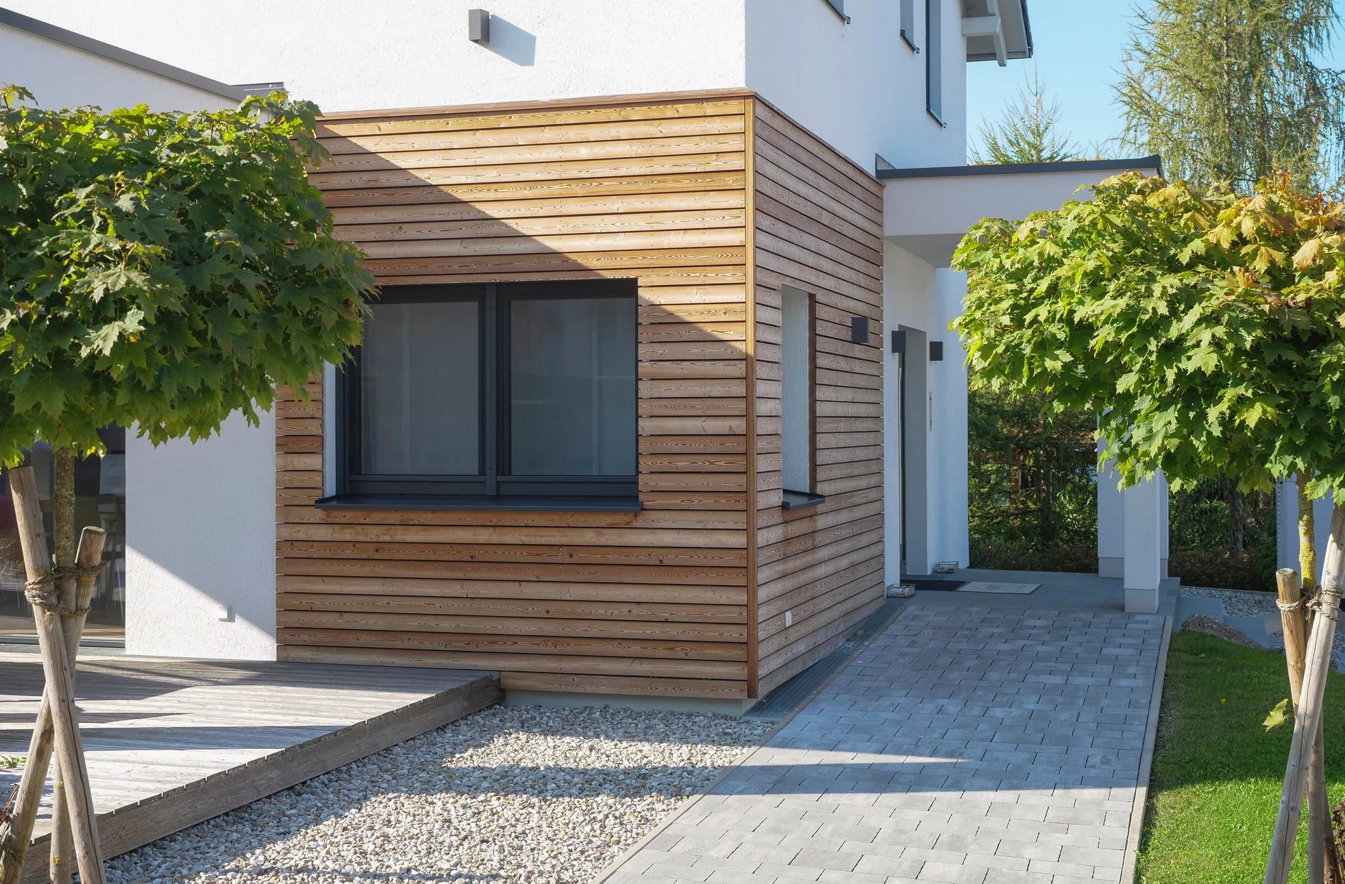 Les ouvriers du bâtiment isolent la façade